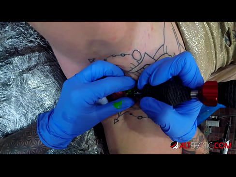 ❤️ Fìor tattooed hottie Sully Savage fhuair tattoo air a clitoris Porn dachaigh leinn